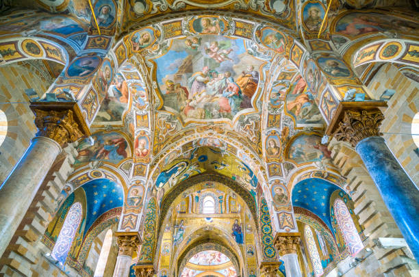bóveda de frescoed en la martorana (catedral de santa maría del almirante) en palermo. sicilia, italia. - palermo fotografías e imágenes de stock