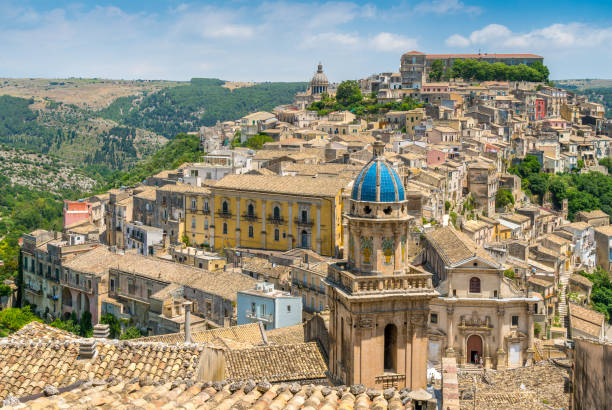 panoramisch uitzicht op ragusa ibla, barokke stad in sicilië (sicilia), zuid-italië. - sicilië stockfoto's en -beelden