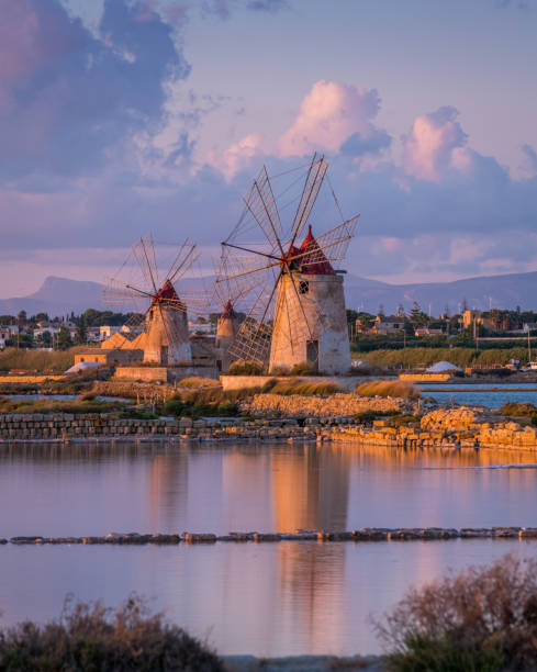 zachód słońca w rezerwacie przyrody "saline dello stagnone", w pobliżu marsala i trapani na sycylii. - trapani sicily erice sky zdjęcia i obrazy z banku zdjęć