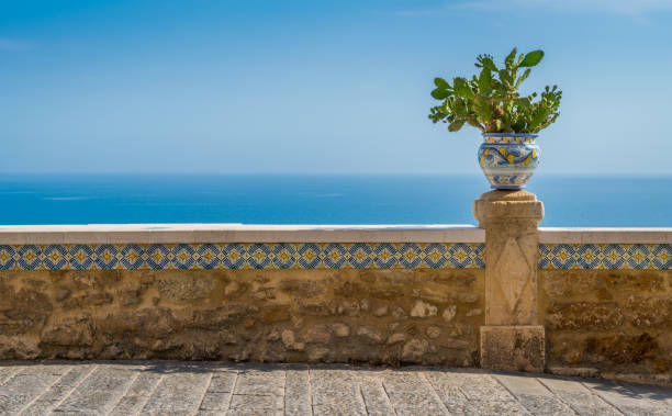 vista panorámica del mediterráneo en sciacca, provincia de agrigento, sicilia. - sicilia fotografías e imágenes de stock