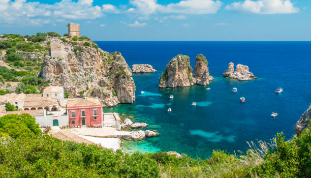 panorama incroyable à la tonnara di scopello, province de trapani, sicile. - sicily italy mediterranean sea beach photos et images de collection