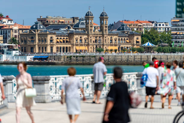 promenade of san sebastian with city hall - comunidade autónoma do país basco imagens e fotografias de stock