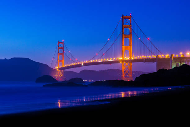 ponte golden gate ao entardecer - baker beach - fotografias e filmes do acervo