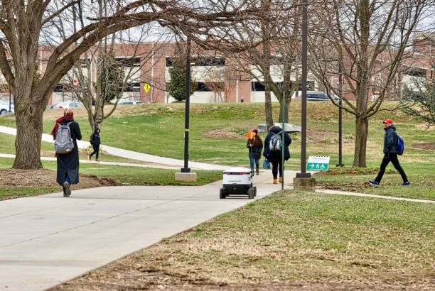 delivery robot at george mason university - george mason imagens e fotografias de stock