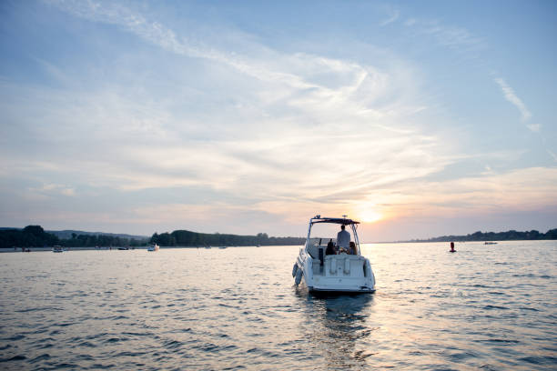 volant vers le soleil couchant. - motorboat nautical vessel speedboat lake photos et images de collection