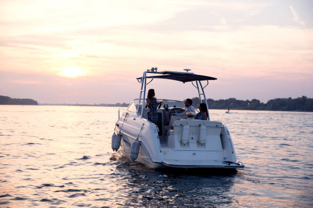 yacht de derrière. - transport nautique photos et images de collection