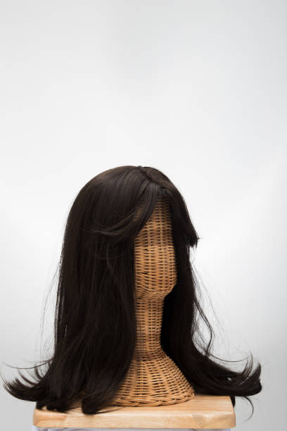 등나무 머리 마네킹에 인공 가짜 머리가 발 - human hair curled up hair extension isolated 뉴스 사진 이미지