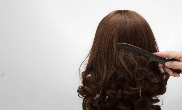 sztuczna sztuczna sztuczna peruka do włosów na manekinie głowy rattanu - fake rattan zdjęcia i obrazy z banku zdjęć