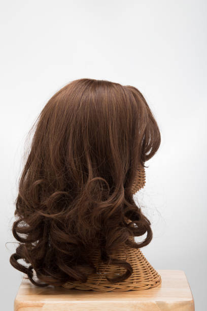 등나무 머리 마네킹에 인공 가짜 머리가 발 - human hair curled up hair extension isolated 뉴스 사진 이미지