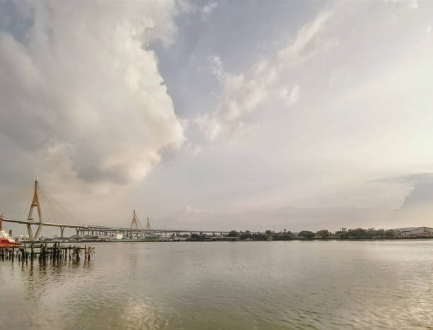 vista panorâmica da ponte pênsil em bangkok, tailândia - bridge bangkok suspension bridge river - fotografias e filmes do acervo