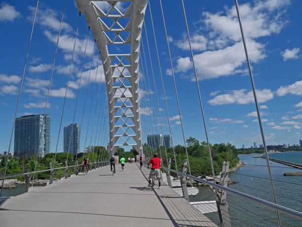 szlak rekreacyjny waterfront w toronto - toronto cycling bridge humber river zdjęcia i obrazy z banku zdjęć