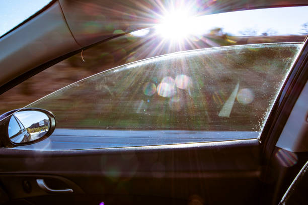 torche de soleil qui brille à travers une voiture de la fenêtre de droite en mouvement - car door flash photos et images de collection