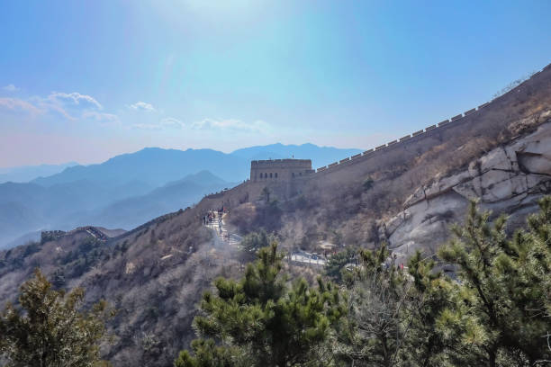 中国北京市の秋の季節に万里の長城。中国の万里�の長城世界の七不思議の一つ - footpath autumn stone old ストックフォトと画像