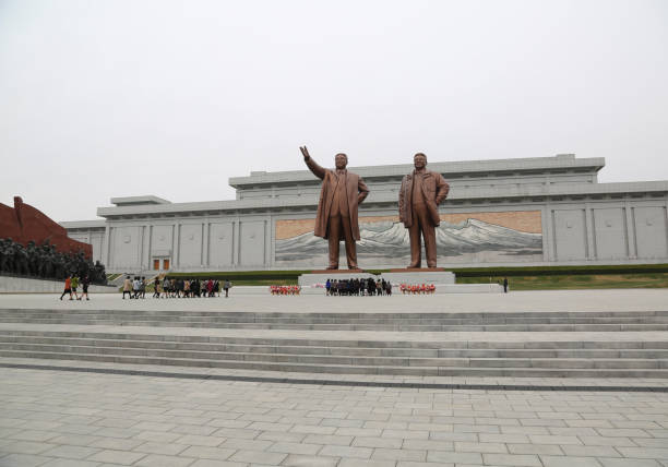 mansu hill gran monumento - kim jong il fotografías e imágenes de stock