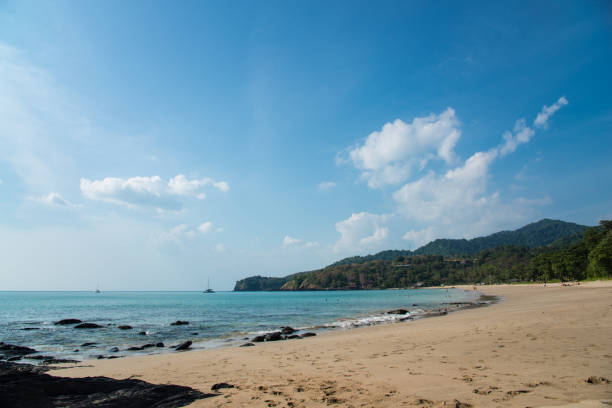 Beautiful tropical island bounty beach through green palm leaves on seaside and amazing blue cloudy sky white clouds, tropical nature with bounty beach and azure sea, travel destinations in Ko Lanta, Koh Lanta, Krabi province Thailand popular tourist destination isla tropical hermosa recompensa playa a través de hojas de palma verde junto al mar y las de nubes blancas azul cielo nublado de asombroso, naturaleza tropical con generosidad playa y mar azul, viajes destinos en ko lanta, koh lanta, provincia de krabi t