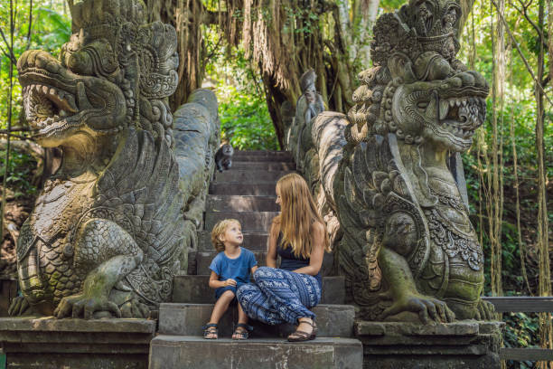 maman et fils voyageurs découvrir ubud forêt dans la forêt des singes, bali en indonésie. voyager avec la notion d’enfants - southeast asia photos et images de collection