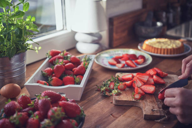 préparation de la tarte aux fraises crème à la vanille - baked cheese topping photos et images de collection