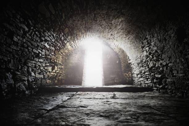 luz no fim do túnel, símbolo de uma esperança - spirituality light tunnel light at the end of the tunnel - fotografias e filmes do acervo