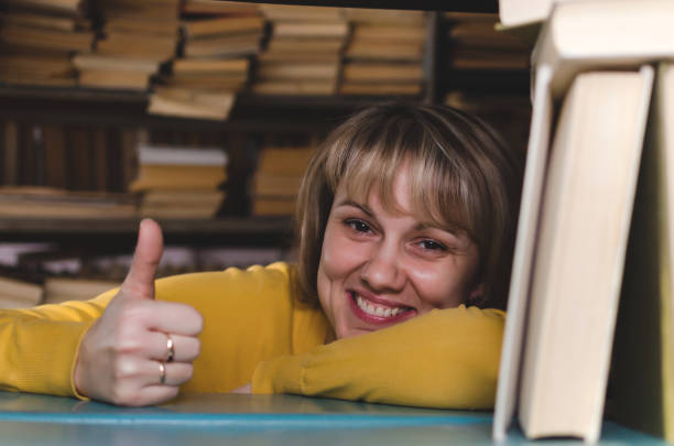 mujer. - manual worker thumbs up hand sign adult fotografías e imágenes de stock