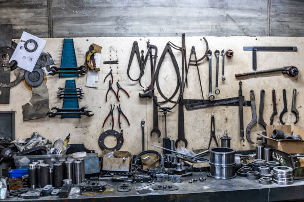 ferramenta de tabela grunge sujo em uma fábrica - auto repair shop mechanic garage workshop - fotografias e filmes do acervo