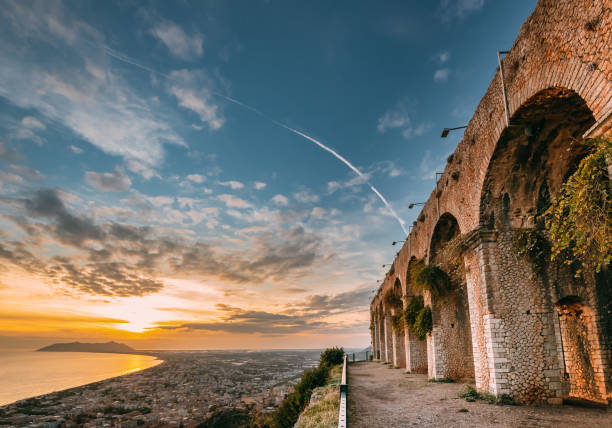 terracina, itália. ruínas do templo de júpiter anxur - roman god fotos - fotografias e filmes do acervo