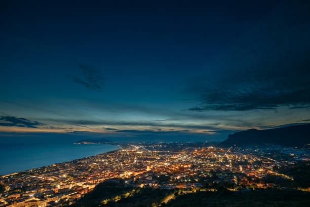 terracina, italie. top view skyline cityscape city en illuminations de nuit - latium photos et images de collection