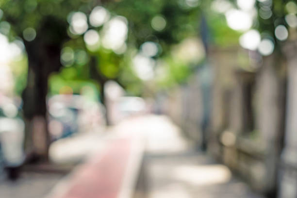 여름에는 오래 된 조지 왕조 도시의 바투 미 햇빛에 녹색 bokeh의 거리의 배경 흐리게. 빨간 자전거 차선을 전용. - 모션블러 뉴스 사진 이미지