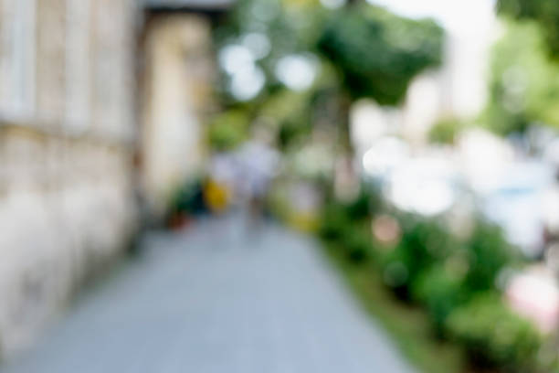 verano borrosa de fondo de las calles de la vieja ciudad georgiana de batumi con bokeh verde bajo la luz solar. - sidewalk cafe built structure cafe day fotografías e imágenes de stock