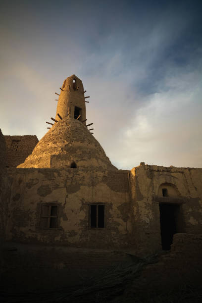 exterior view to al-qasr old town and mosque in dakhla oasis, egypt - desert egyptian culture village town imagens e fotografias de stock