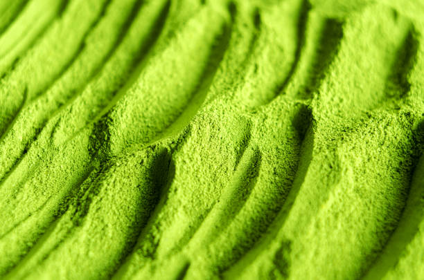 green cosmetic clay powder (spirulina, algae, seaweed, kelp) texture close up. abstract background. - wasabi imagens e fotografias de stock