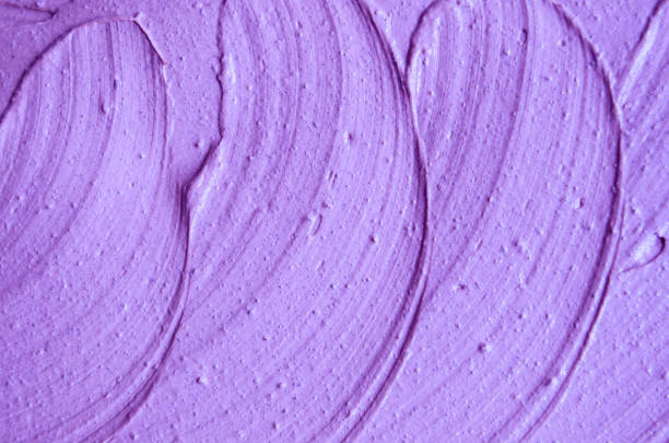 texture de lavande crème pour le visage (masque) se bouchent. coups de pinceau. mise au point sélective. abstrait violet - lavender lavender coloured merchandise spa treatment photos et images de collection