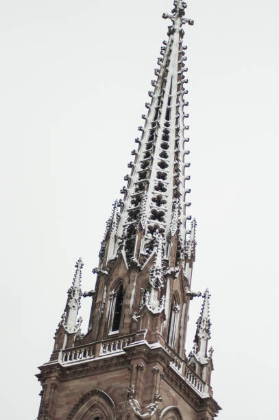 campanile del tempio di st etienne coperto dalla neve a mulhouse - church bell tower temple catholicism foto e immagini stock
