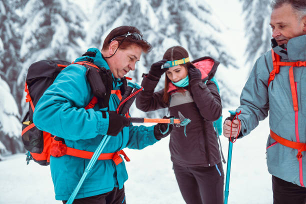 escursionisti di montagna che preparano la loro attrezzatura - cold discussion outdoors snow foto e immagini stock