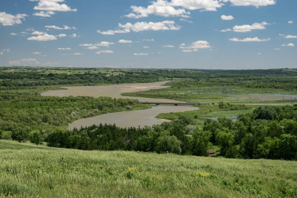 widok na rzekę missouri ze wzgórza w parku stanowym niobrara, nebraska - cumulus cloud lake water forest zdjęcia i obrazy z banku zdjęć