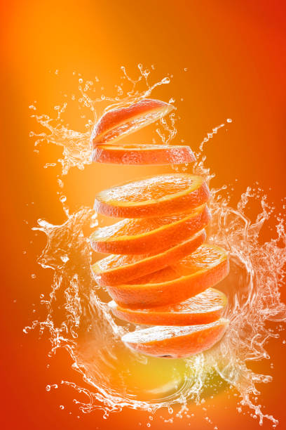 cortar la naranja en spray de agua sobre un fondo brillante - water sap fotografías e imágenes de stock