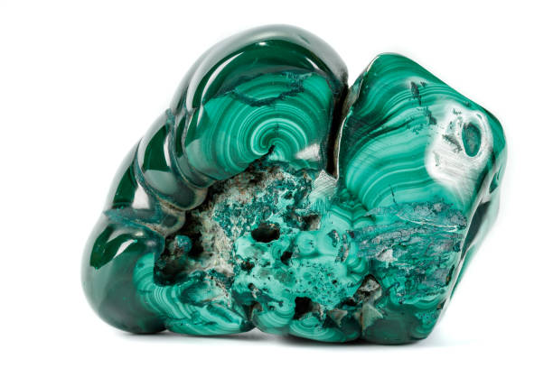 makro malachit mineral stein auf weißem hintergrund - malachite stock-fotos und bilder