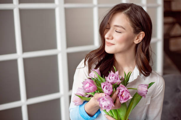 人々、ビジネス、販売、フローリスト コンセプト - フラワー ショップで束を保持している花屋女性のクローズ アップ。 - florist supermarket flower bouquet ストックフォトと画像