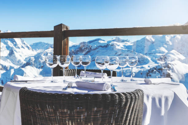 table de restaurant de luxe avec vue superbe paysage de montagnes alpines - val thorens white snow winter photos et images de collection