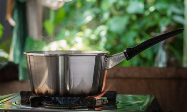 가스 렌지와 주방에서 레코딩에 강철 냄비 - steam saucepan fire cooking 뉴스 사진 이미지