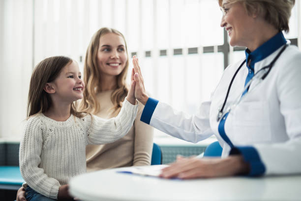 matka i jej córka konsultują się z lekarzem - medical insurance zdjęcia i obrazy z banku zdjęć