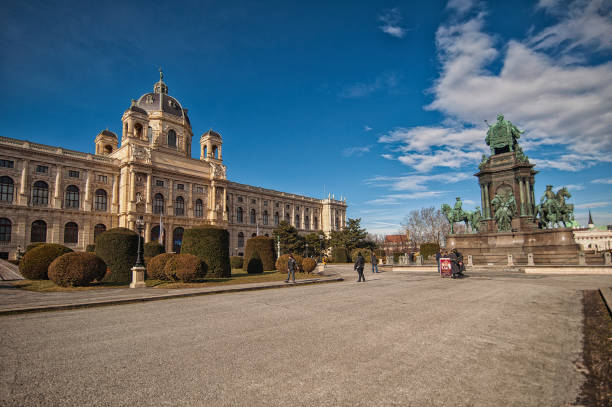 außenseite des naturhistorischen museum wien - palace vienna indoors museum stock-fotos und bilder