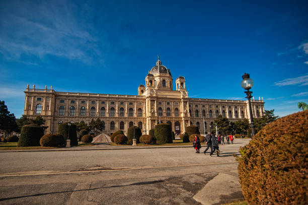 außenseite des naturhistorischen museum wien - palace vienna indoors museum stock-fotos und bilder