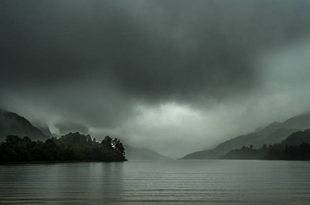 loch shiel con nuvole scure e tempo piovoso vicino a glenfinnan in scozia - loch foto e immagini stock