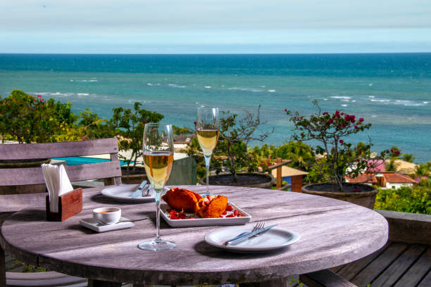 arraial d ' ajuda es un distrito del municipio brasileño de porto seguro, en la costa del estado de bahia. - akara fotografías e imágenes de stock