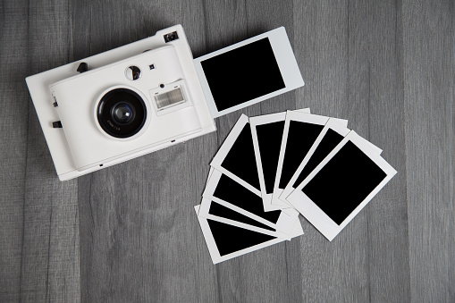 Cámara Instantánea Blanco Vintage Con Fotografías En Blanco Aislados Foto de stock y más banco de imágenes de Cámara de bolsillo - iStock Cámara Instantánea Blanco Vintage Con Fotografías En Blanco Aislados Foto de stock y más banco de imágenes de Cámara de bolsillo - iStock