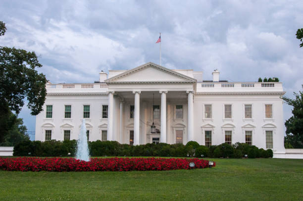 vista frontal de la casa blanca en washington dc, estados unidos. - washington dc day white house american flag fotografías e imágenes de stock