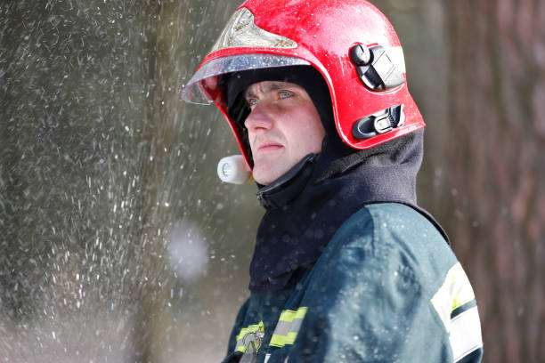 산 불 진화 벨로루시, 화재 사람 소방 관으로 일 하는 남자의 초상화 - fire department courage forest fire heroes 뉴스 사진 이미지