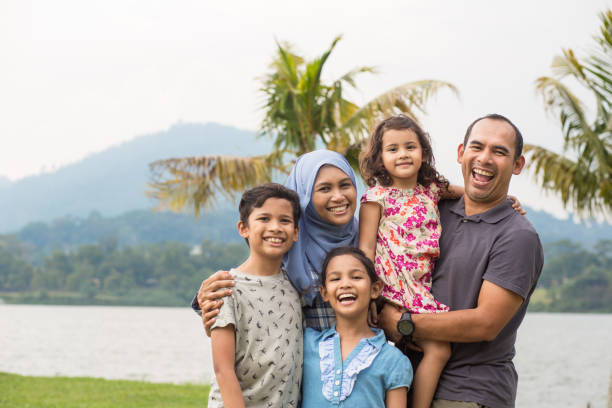 porträt des malaysischen familienglück im park - sibling brother family with three children sister stock-fotos und bilder