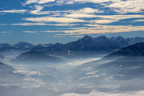 panorama über innsbruck und den alpen im winter mit cirrostratus wolken - snow winter mountain horizon over land stock-fotos und bilder