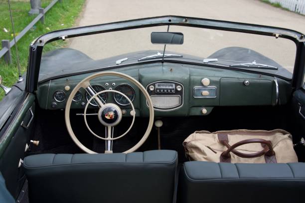 tablero de mandos de un porsche 356 cabriolet - car cockpit sports race strength fotografías e imágenes de stock